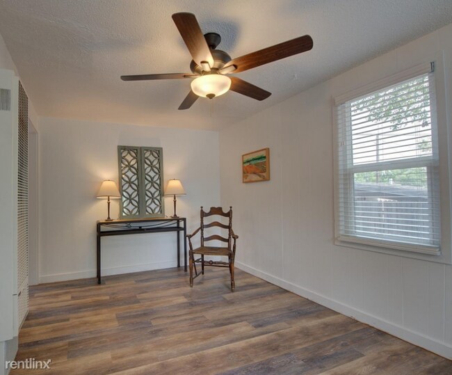 Building Photo - 1 br, 1 bath House - 1017 1/2 Iowa Ave
