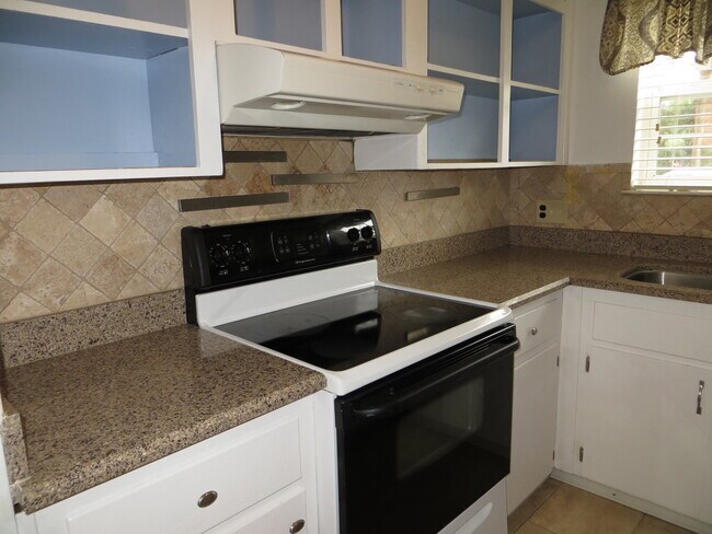 Foto del edificio - 4212 Lake Underhill Rd