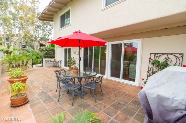 Building Photo - 2 br, 2.5 bath Townhome - 412 Carlotta