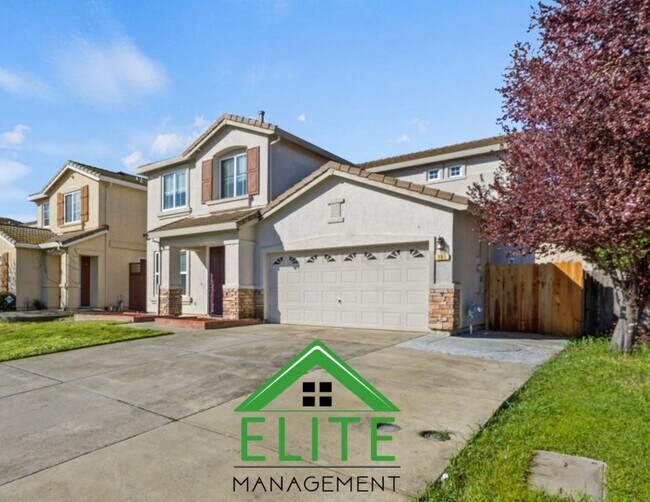 Building Photo - **Spacious 4-Bedroom, 2.5-Bath Home with L...