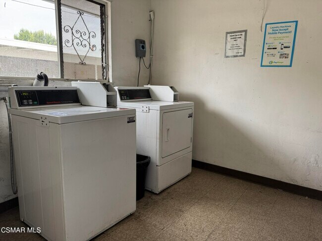 Foto del edificio - 13507 Victory Blvd