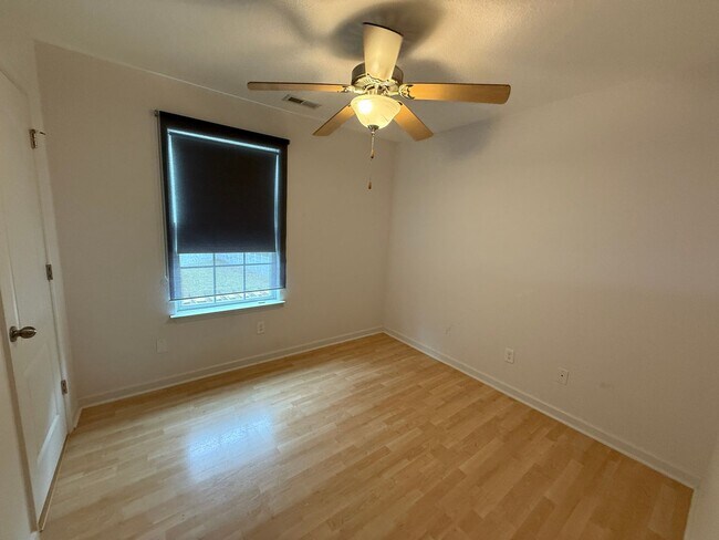 Foto del edificio - WELL MAINTAINED 4 BEDROOM 2.5 BATHROOM HOME