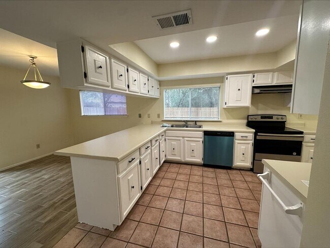 Building Photo - 7 Basal Briar Ct