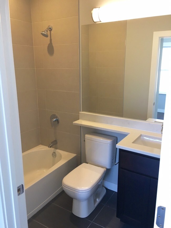 Building Photo - 2048 N Damen Ave