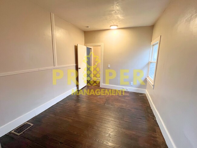 Building Photo - 2 bedrooms 1 bathroom house