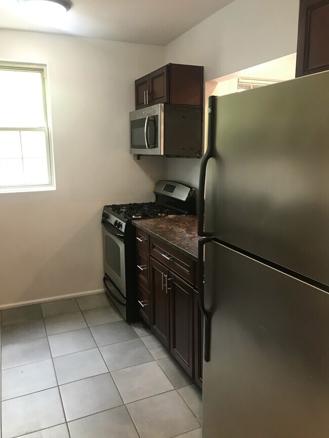 Kitchen - 422 Butternut St NW