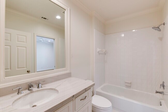 Foto del edificio - 5144 Chevy Chase Dr