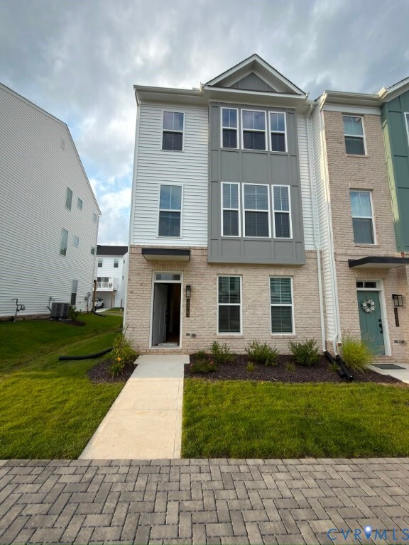 Building Photo - 15363 Sunray Aly