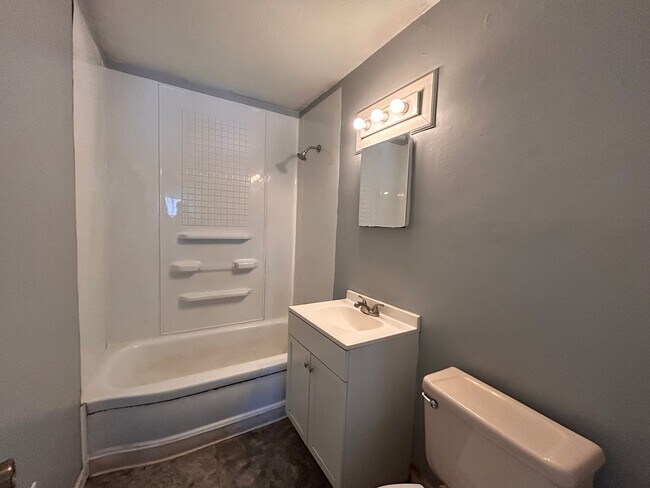 Foto del edificio - Cute 3 Bed 1 Bath Home -SECTION 8 APPROVED!