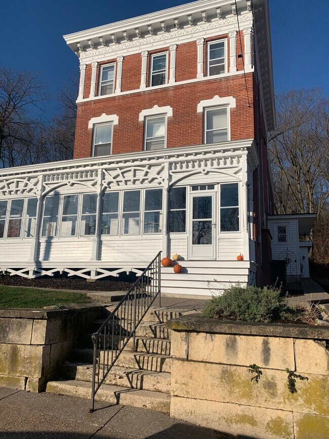Front of building - 609 S Prospect St