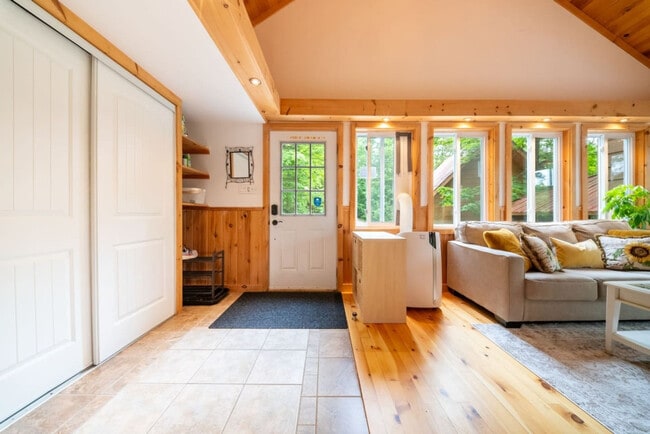 Building Photo - 33 Chem. du Lac-Clark
