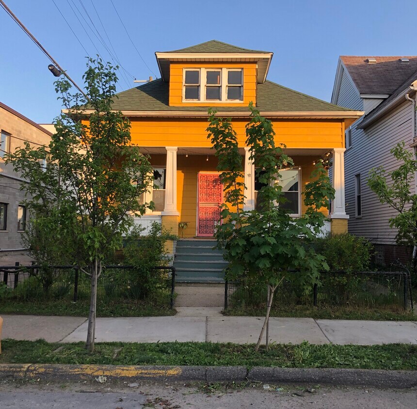 Exterior + small front yard - 2700 Holmes St