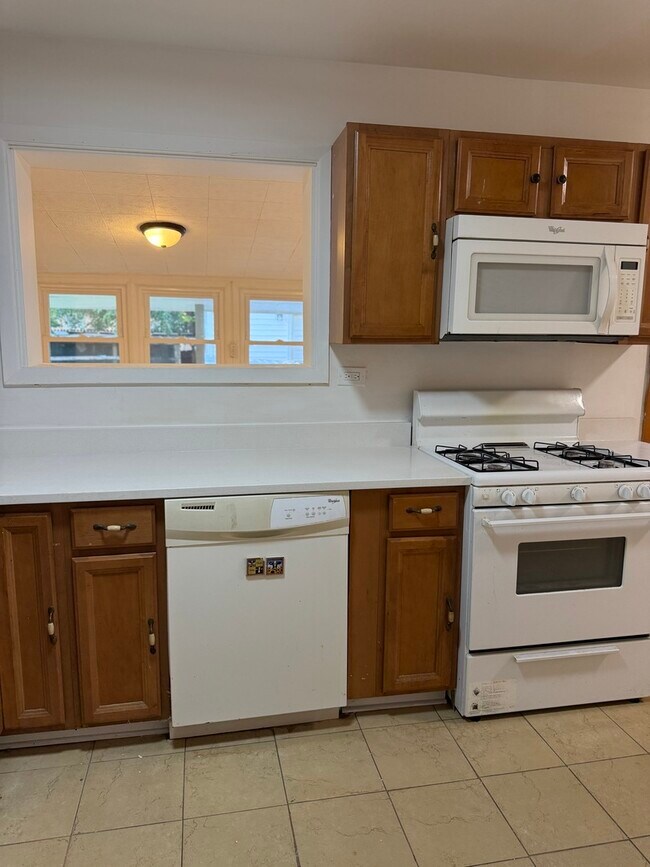 Building Photo - 533 Redwood Rd