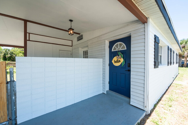 Building Photo - 230 Country Club Dr