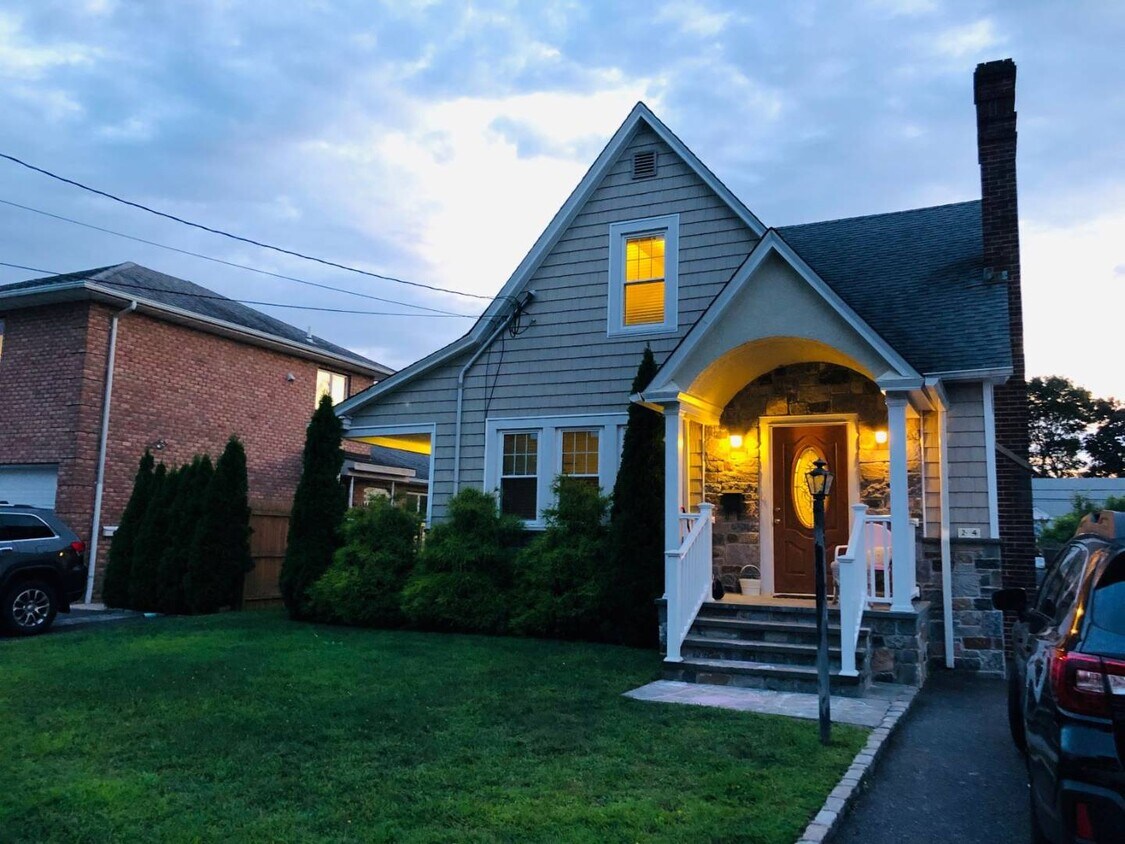 24 Frost Pond Rd, Glen Cove, NY 11542 House Rental in Glen Cove, NY