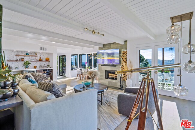 Foto del edificio - 3288 Wrightwood Dr