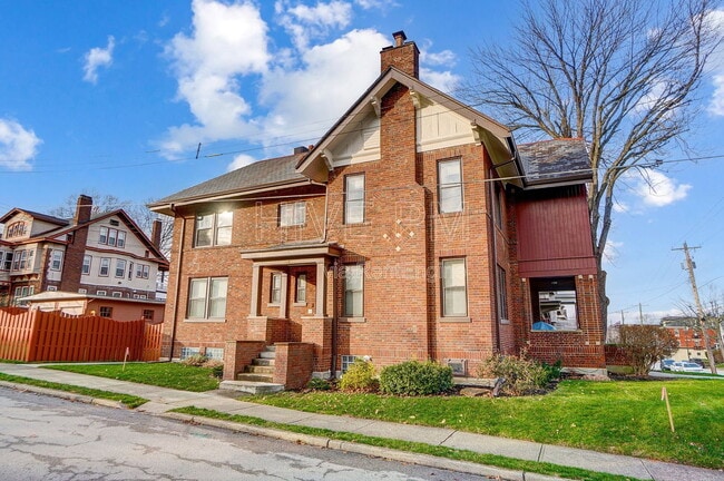 Building Photo - 2881 Observatory Ave