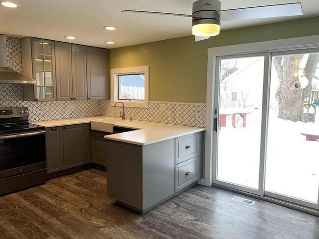 Building Photo - 930 Henry St