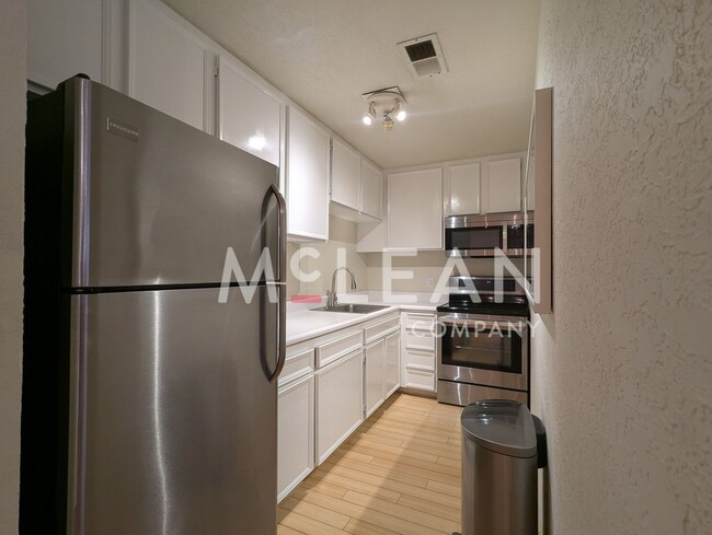 Building Photo - Palm Springs Villas I #208 - Upper Unit