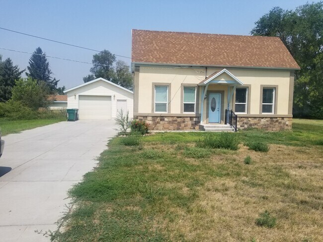 Building Photo - 2216 W Pioneer Rd