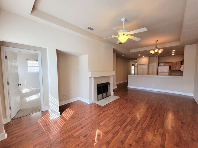 Foto del edificio - 3/2 townhome available for rent August 6, 2026, renting for $1795 per month, privacy fenced back ...
