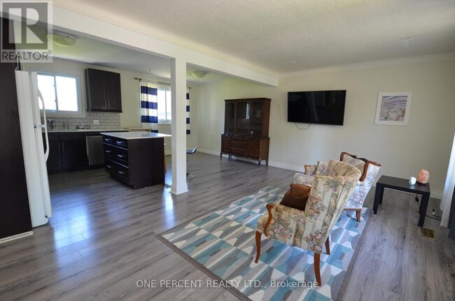 Photo du bâtiment - 43 Loyalist Dr