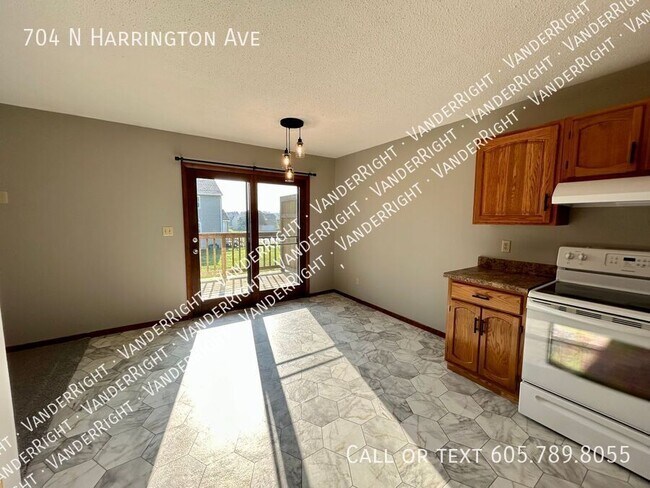 Building Photo - 704 N Harrington Ave