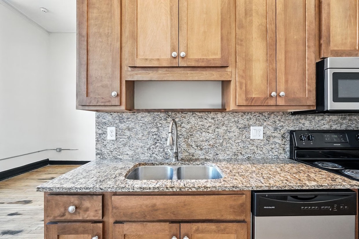 Building Photo - 125 W 11th St