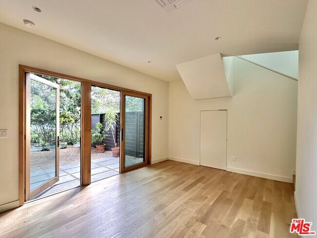 Foto del edificio - 2545 Kelton Ave