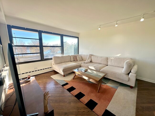 Building Photo - 3410 N Lake Shore Dr