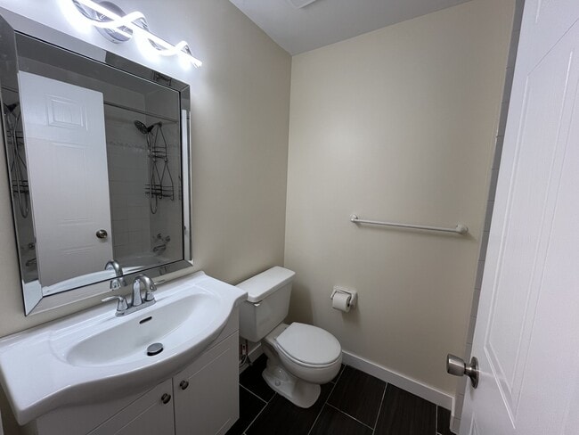 Photo du bâtiment - 76 Baseline Rd W