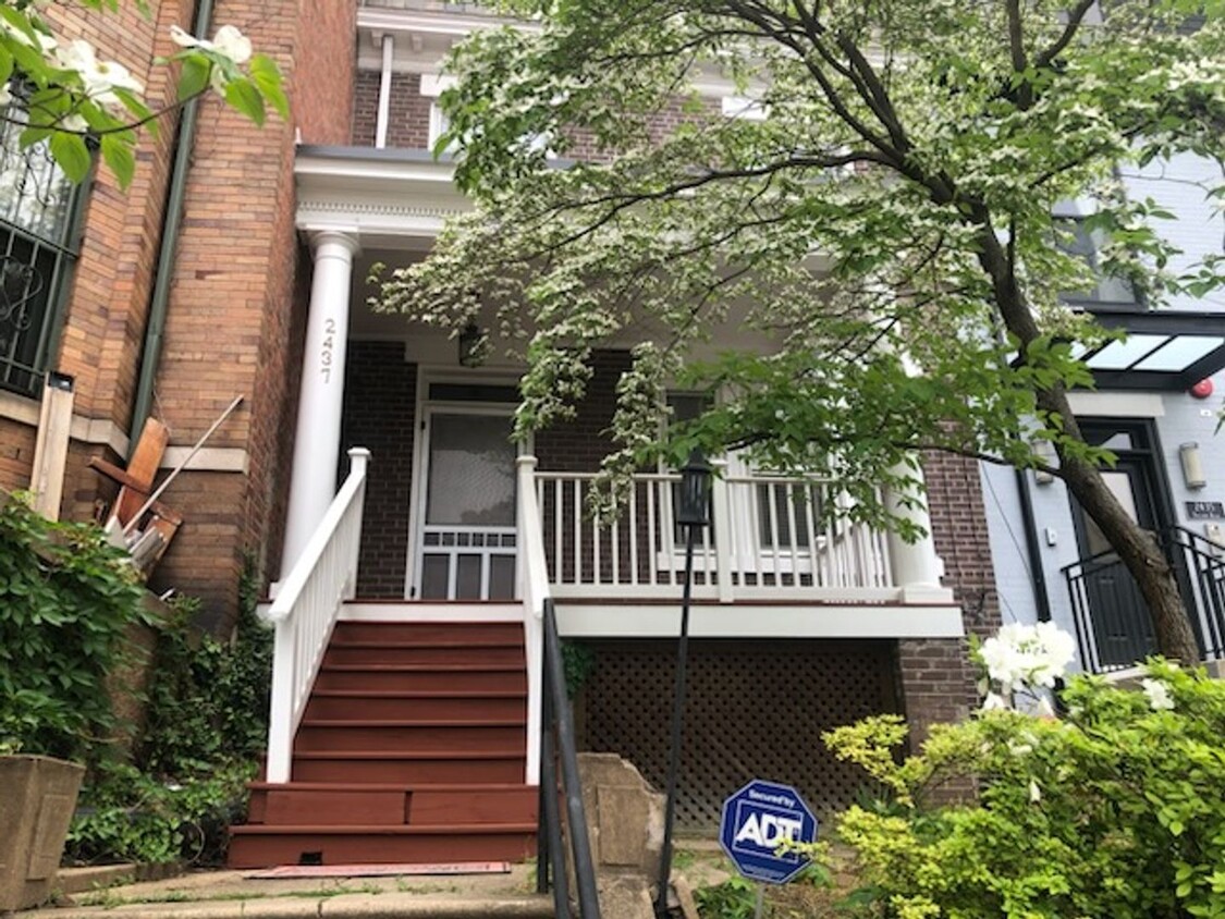 Foto principal - 2 Bedroom/3 level Townhome in Adams Morgan!