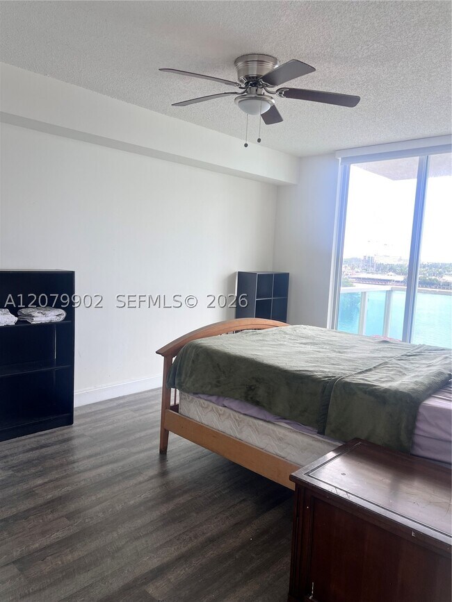 Foto del edificio - 17000 N Bay Rd