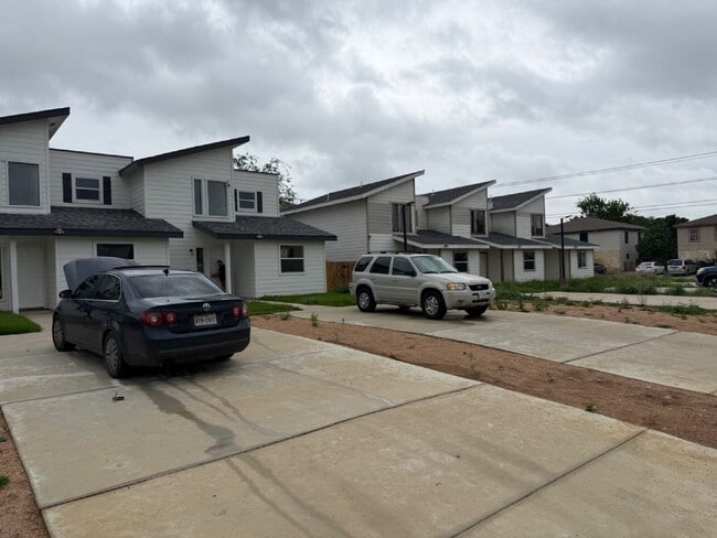Building Photo - Beautiful 3 bed/3 bath Available in North East San Antonio