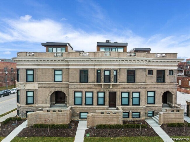 Building Photo - 215 Erskine St