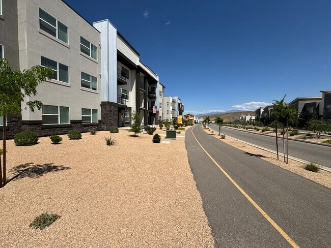 Building Photo - Desert Color Condo! Furnished!
