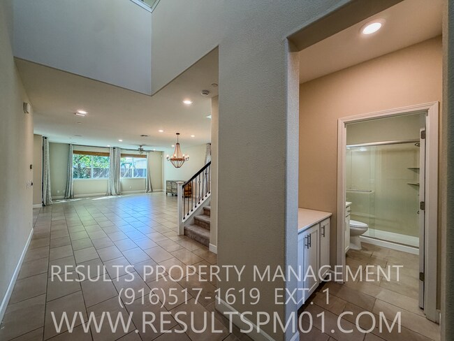 Foto del edificio - Gorgeous Former Model 4 Bed 3 Bath Woodland