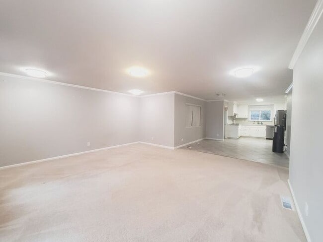 Building Photo - Large split level home in El Sobrante