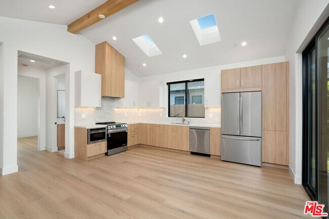 Foto del edificio - 5656 Winnetka Ave