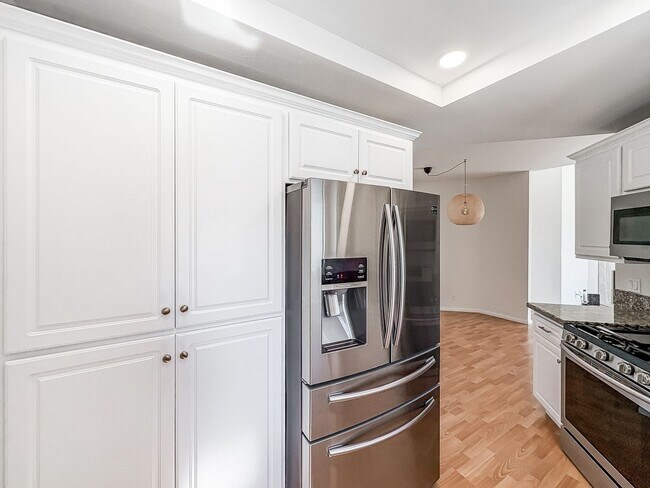 Foto del edificio - Stunning 2BD/2BA Condo in Scripps Ranch with Lake Miramar Views, In-Unit Laundry & Trail Access