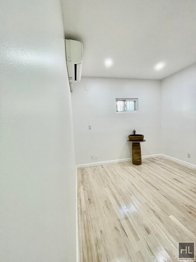 Building Photo - Commercial space 23 AVENUE Astoria