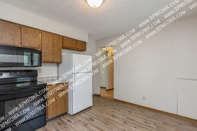 Foto del edificio - NEAR CAMPUS!! 3 Bedroom, 2 Bath Duplex in ...