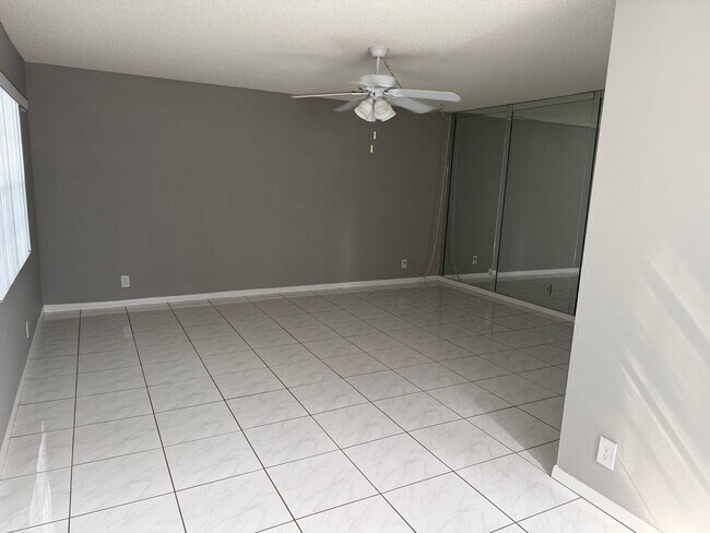 Building Photo - 116 Burgundy B