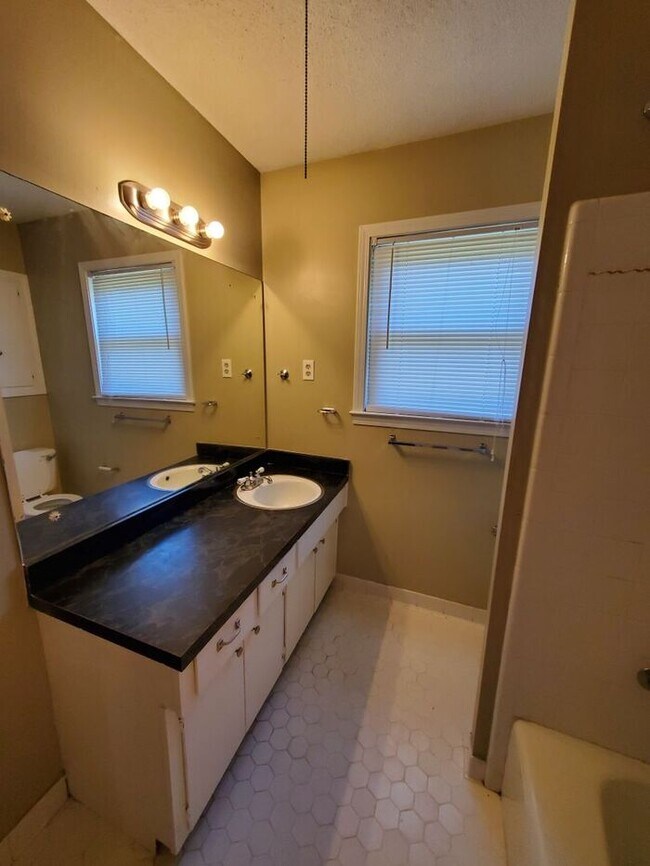 Building Photo - 6300 Gillham Dr