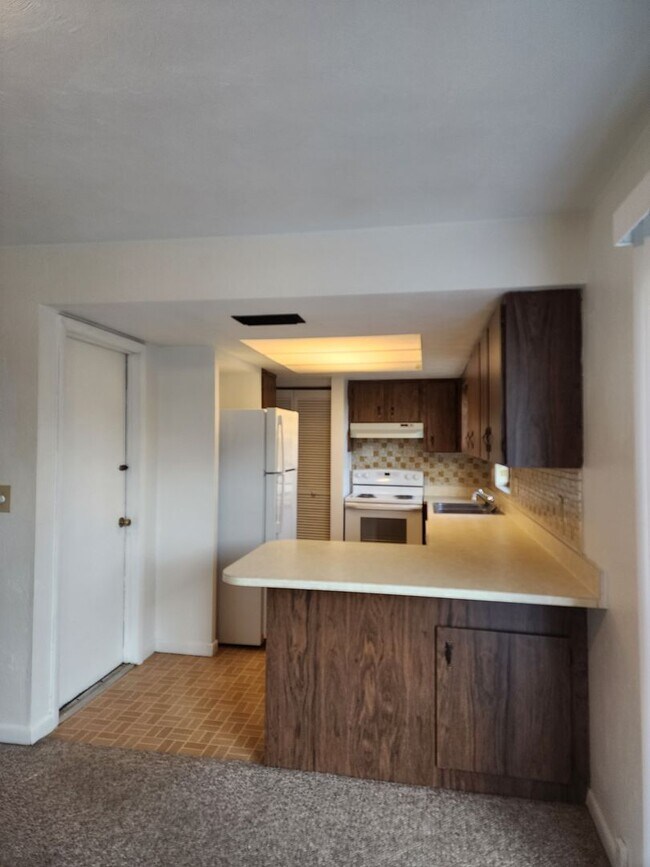 Building Photo - 2 Bedroom / 1.5 Bath Single Family Home in...