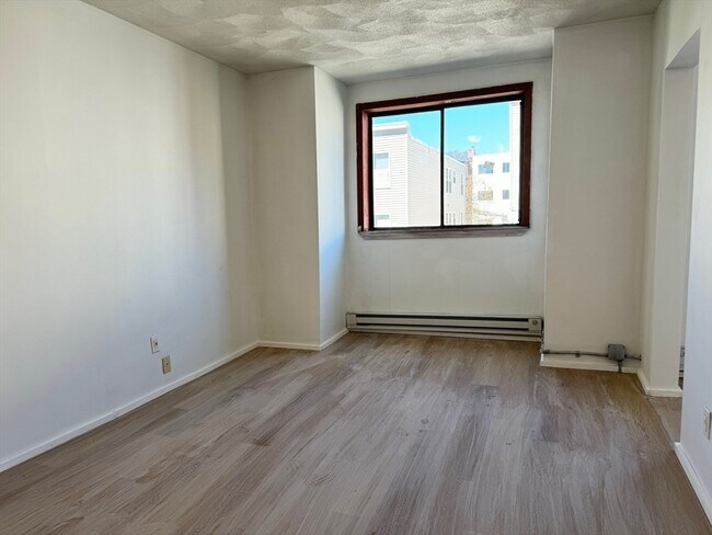 Building Photo - 165 Bennington St