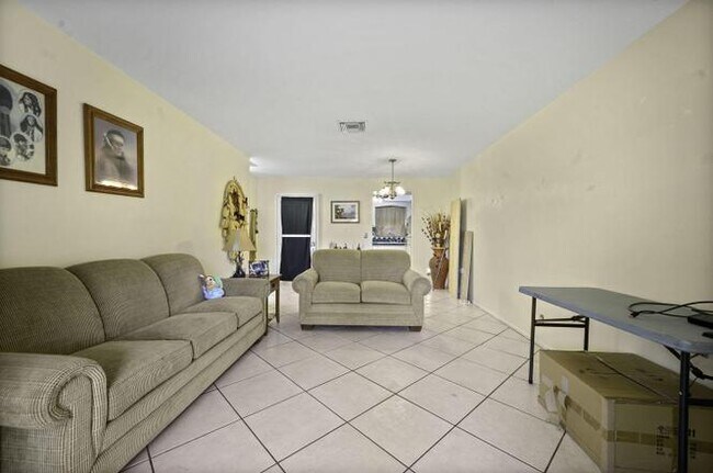 Foto del edificio - 2770 Ashley Dr E