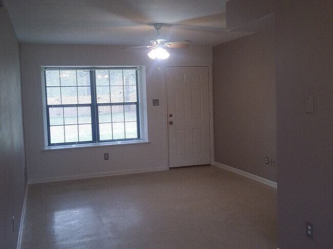 Building Photo - 110 Little Bill Ln