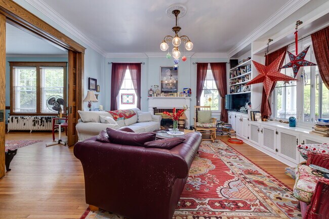 Foto del edificio - Historic Charm Meets Modern Comfort: Your Downtown Oasis Awaits!