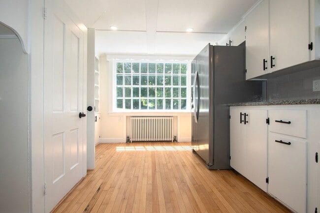 Foto del edificio - Amazing, Rarely Available Farmhouse with Carriage House and Garage